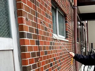 打診用ハンマーでタイル面を検査する様子