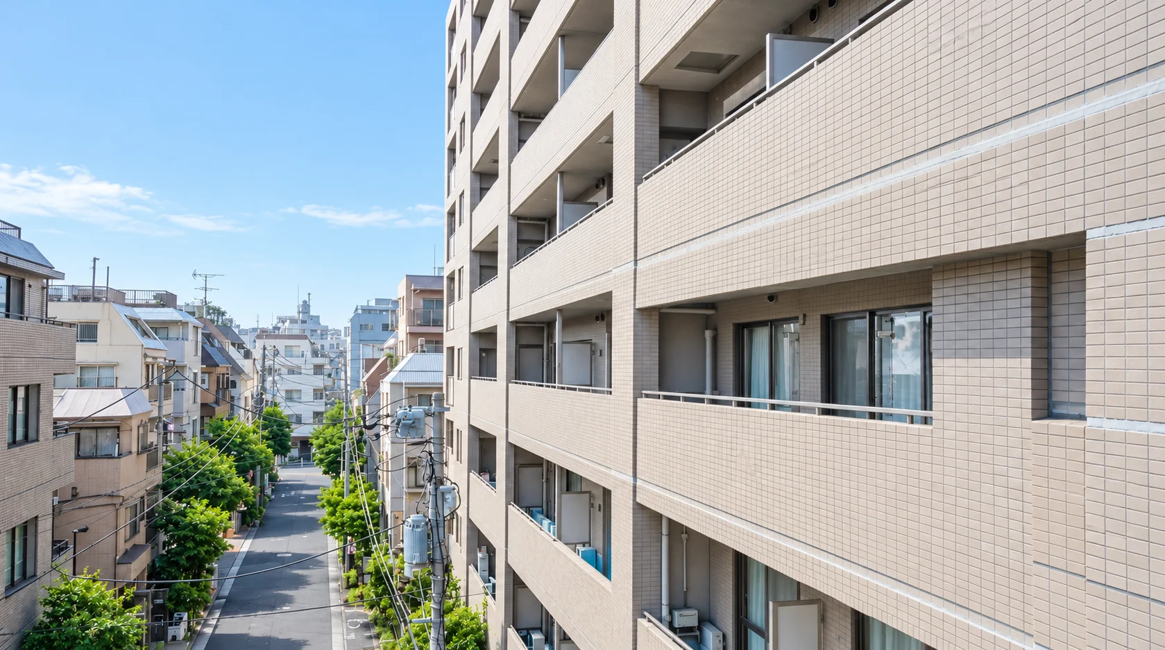 補修後の外壁タイルを見上げた建物外観
